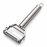 Éplucheur inox sur fond blanc
